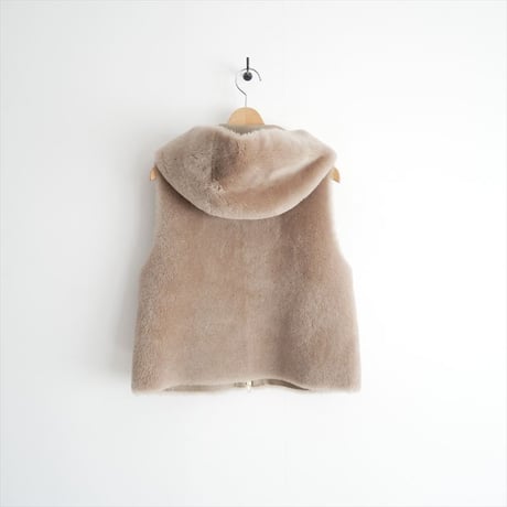 2025AW・人気完売品 / 未使用 / Whim Gazette / ムートンフードジレ / WGZ1052207A0001 / 2601-0935