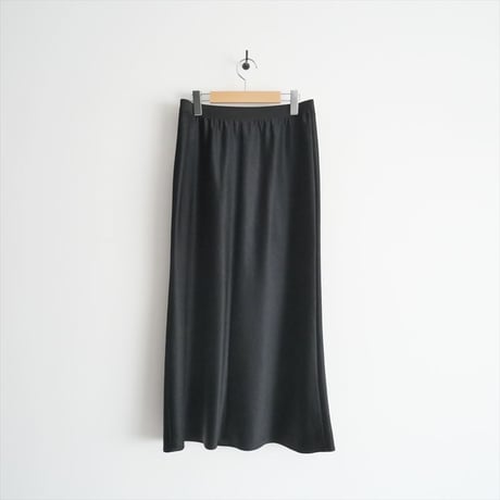 2023・人気完売品 / DEUXIEME CLASSE / Minimal Satin Midi スカート / 23060500816010 / 2411-2095