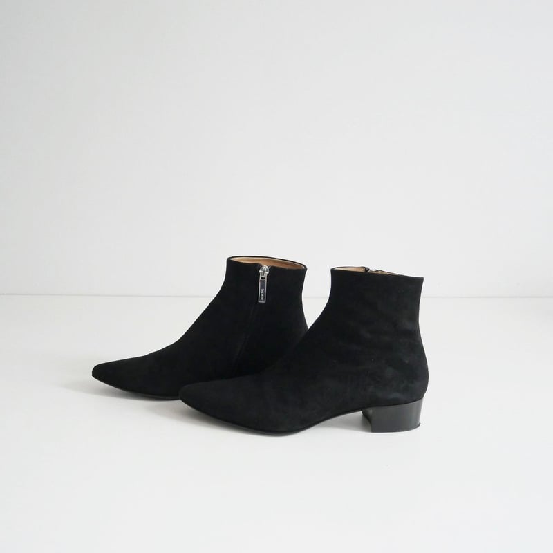 ショートブーツ・ブーティ The Row Awar 25 suede ankle boots The Row Awar Ankle Boot in Black | FWRD