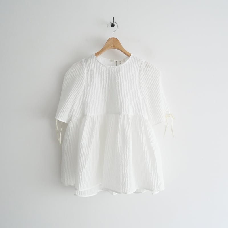 新品タグ付き！yori フクレフレアブラウス　38 新品タグ付き！yori フクレフレアブラウス 38 フクレヨークフレア