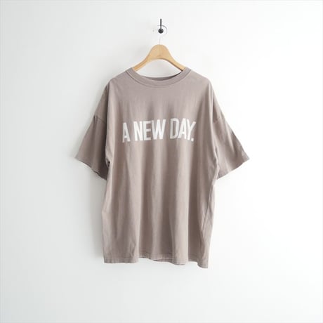 人気完売品 / MUSE de Deuxieme Classe別注 / REMI RELIEF / A NEW DAY T-SH / 24070521003630 / 2509-0516