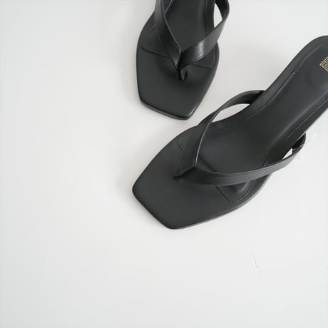 継続販売品 / toteme Leather heeled flip flops black 205-906-819 / 2605-0704
