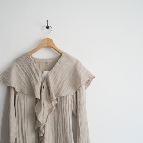 2024 / SALON adam et rope / ビンテージライクラッフルカラーブラウス / SHH34310 / 2412-2032