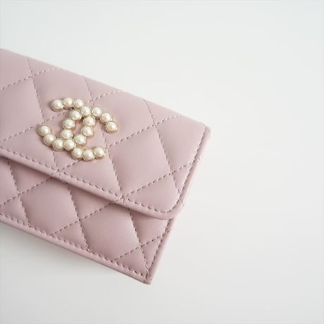 2024SS今季 / CHANEL / スモール フラップ ウォレット ラムスキン&コスチュームパール / AP3808 B15723  / 2406-0437
