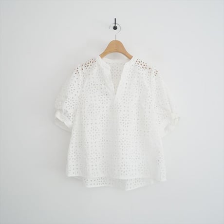 2023SS / Ballsey / TOMORROWLAND / サークルフラワーエンブロイダリー キーネックブラウス / 11013201203 / 2411-1012