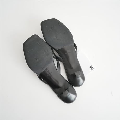継続販売品 / toteme Leather heeled flip flops black 205-906-819 / 2605-0704