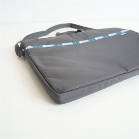 2024・人気完売品 / 未使用 / LeSportsac×familiar / TH LAPTOP CASE 15ファミリアサンダーアートLP / 1562 / 2504-0698