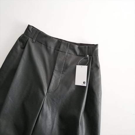 2025AW今季・人気完売品 / 未使用 / Curensology / ヴィンテージフェイクレザーパンツ / 576222 / 2512-0144