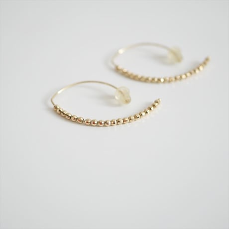 継続販売品 / MIZUKI / 14KYGスモールバナナフープピアス / 2406-2012