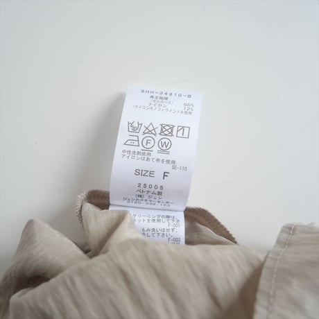 2024 / SALON adam et rope / ビンテージライクラッフルカラーブラウス / SHH34310 / 2412-2032