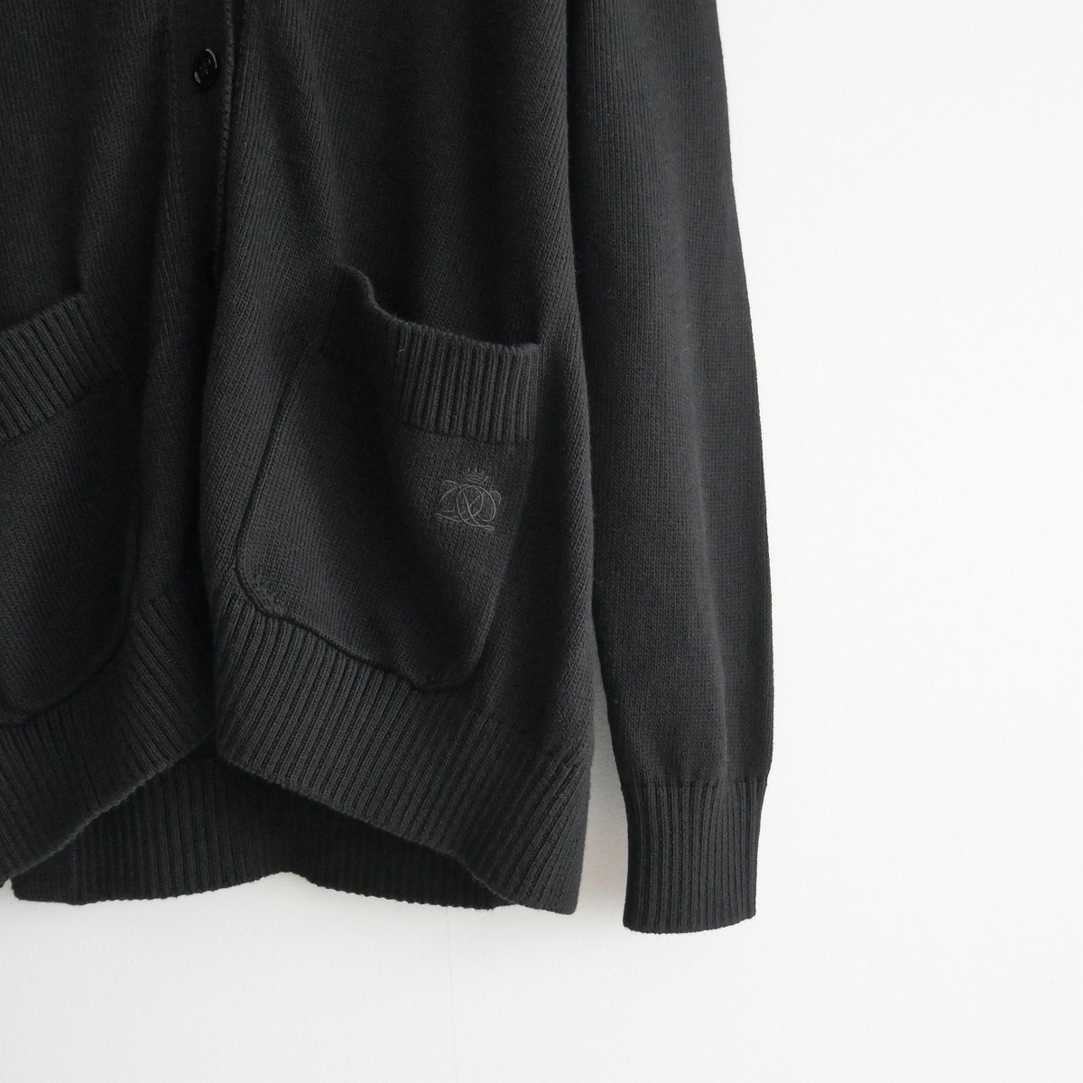 2022 / Drawer / ロゴ刺繍7Gコットン天竺編みVネック