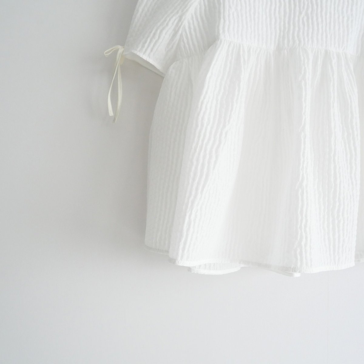 yori フクレフレアブラウス ホワイト 7/25日以降発送 yori フクレフレアブラウス ホワイト 7/25日以降発送 2022SS