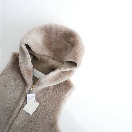 2025AW・人気完売品 / 未使用 / Whim Gazette / ムートンフードジレ / WGZ1052207A0001 / 2601-0935