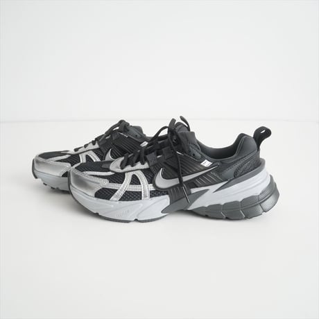 2024 / NIKE / W V2K RUN スニーカー / FD0736-005 / 2501-0651