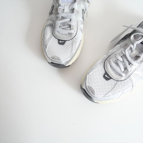2025SS今季新作 / 未使用 / HERRINGBONE購入品 / NIKE / V2K RUN HJ4497-100 / 25093147011110 / 2503-0238
