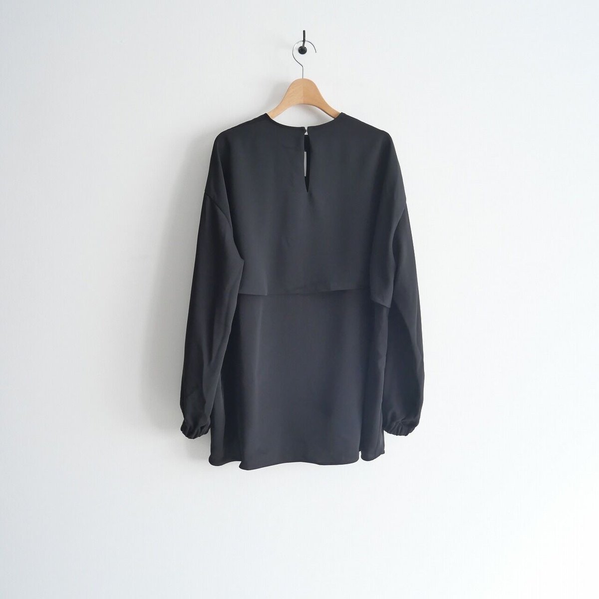 2022 / LOHEN / 袖ゴムバックデザインブラウス / LH22A-BL044 / 2