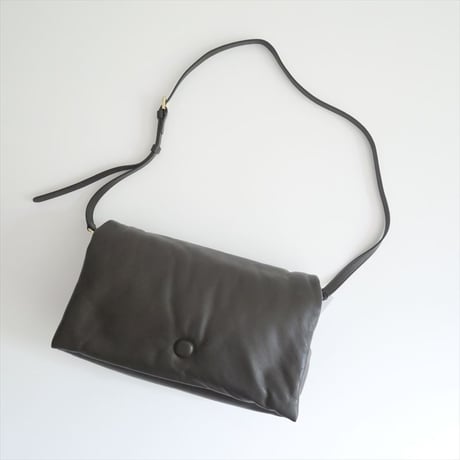 2023AW / 未使用 / FRAMeWORK購入品 / GAVA MILANO / パフィーフラットショルダーBAG / 23092230004230 / 2404-0717