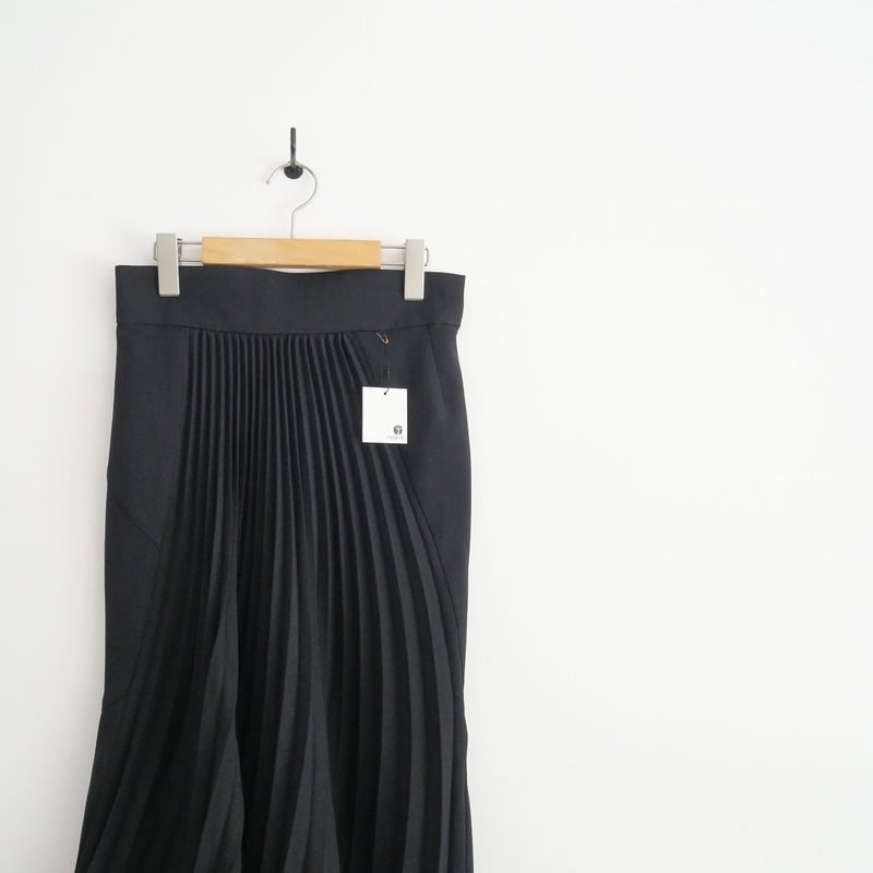 2021 / Mame Kurogouchi / Curved Pleated Skirt /