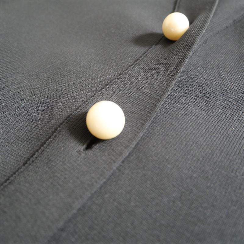 【新品タグ付き】IENA パールボタン ミラノリブVネックカーディガン　黒 パールボタン ミラノリブVネックカーディガン | イエナ(IENA) | マルイ