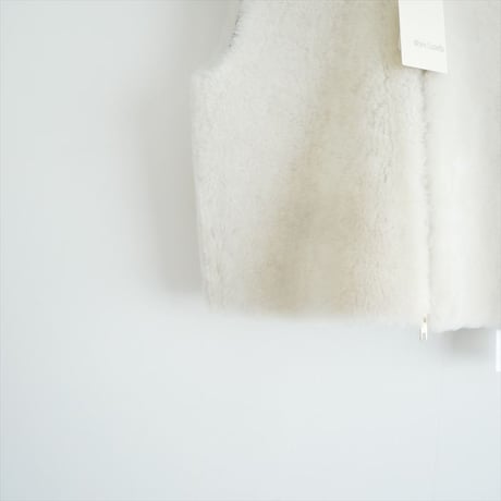 2025AW今季・人気完売品 / 未使用 / Whim Gazette / ムートンフードジレ / WGZ1052207A0001 / 2512-0512