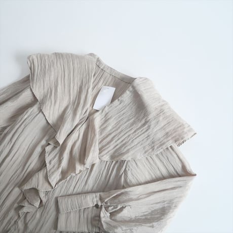 2024 / SALON adam et rope / ビンテージライクラッフルカラーブラウス / SHH34310 / 2412-2032