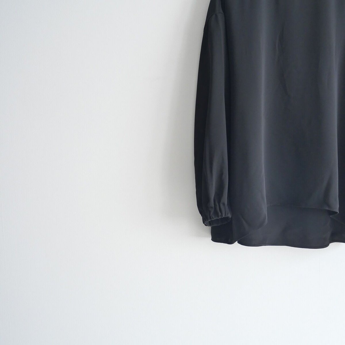 2022 / LOHEN / 袖ゴムバックデザインブラウス / LH22A-BL044 / 2