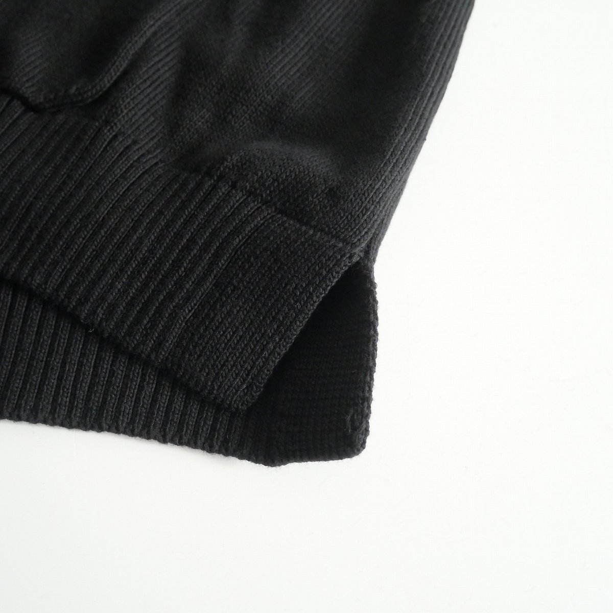 2022 / Drawer / ロゴ刺繍7Gコットン天竺編みVネック