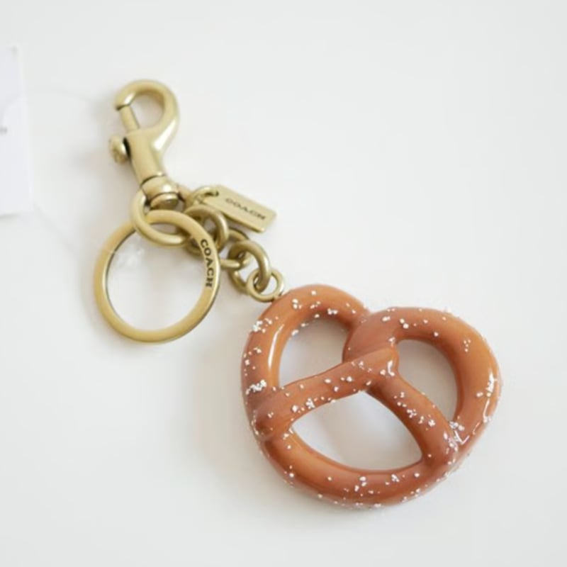 人気完売品 / COACH / スモール プレッツェル バッグ チャーム / CY398