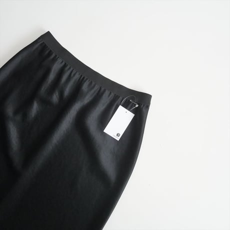 2023・人気完売品 / DEUXIEME CLASSE / Minimal Satin Midi スカート / 23060500816010 / 2411-2095