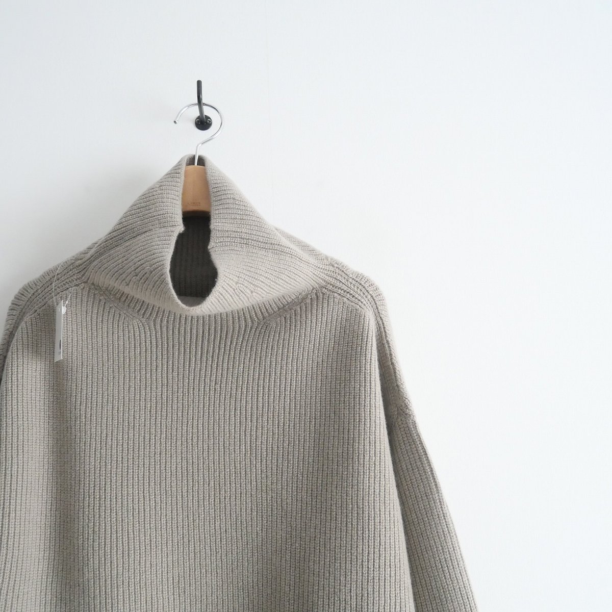 極美品　23AW　ドゥーズィエムクラス　BLANC アゼタートルネックニット Deuxieme Classe（ドゥーズィエムクラス）の「BLANC アゼ