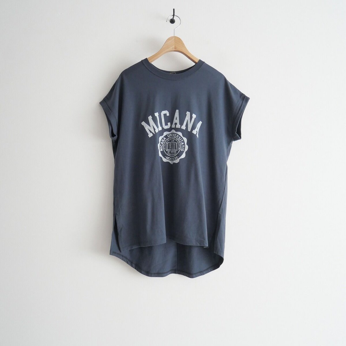 2022 / MICANA / カレッジロゴTシャツ / Americana×MICA&DE 2022 / MICANA / カレッジロゴTシャツ / Americana×MICA&DE