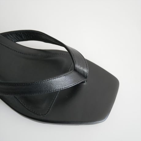 継続販売品 / toteme Leather heeled flip flops black 205-906-819 / 2605-0704