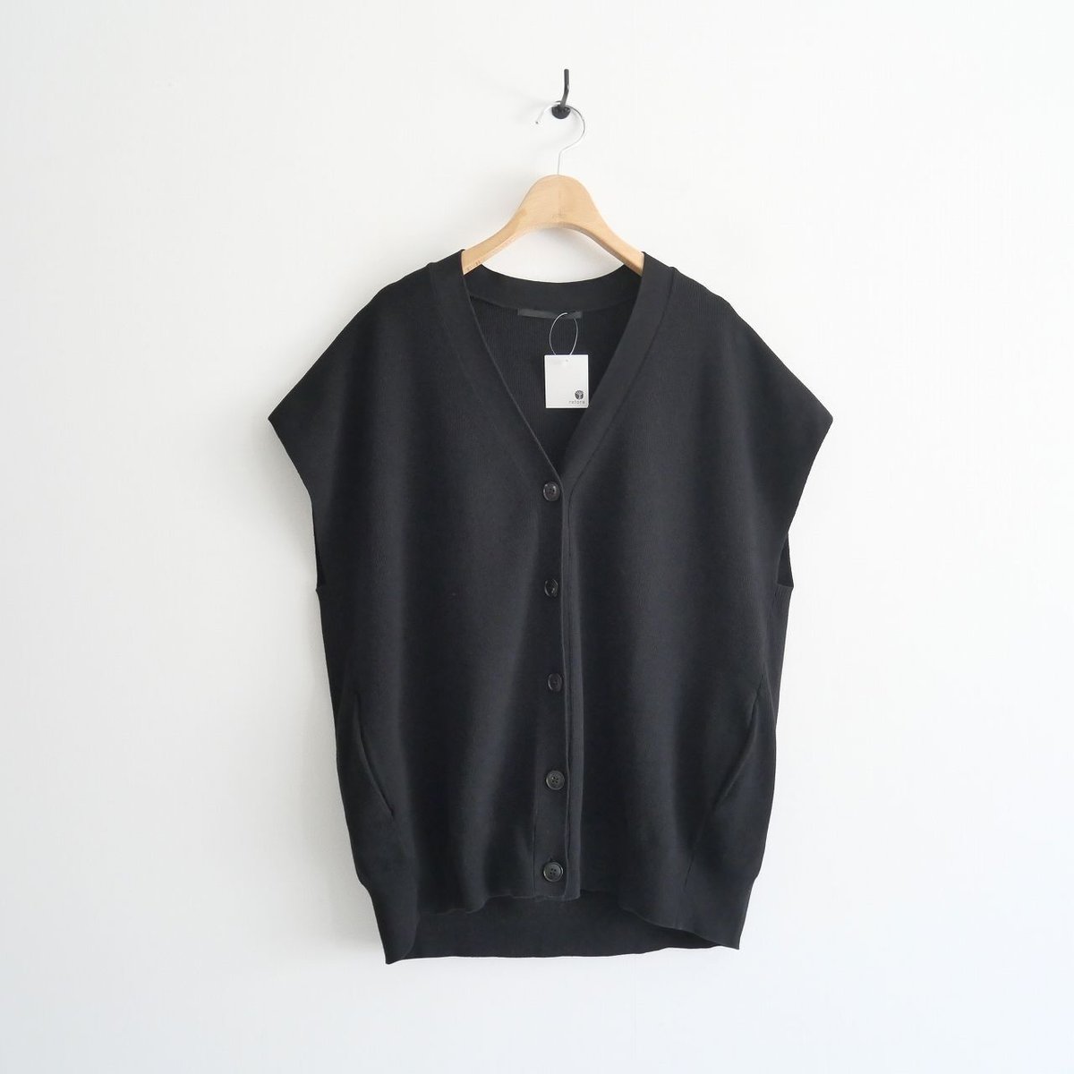 美品　AP STUDIO エーピーストゥディオ ニットノースリーブカーディガン AP STUDIO（エーピーストゥディオ）の「ニットノースリーブ