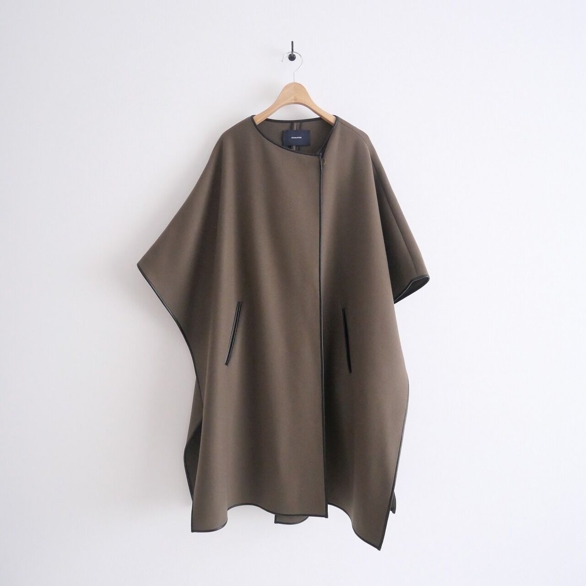 ETRE TOKYO（エトレトウキョウ）の「パイピングミリタリーポンチョ