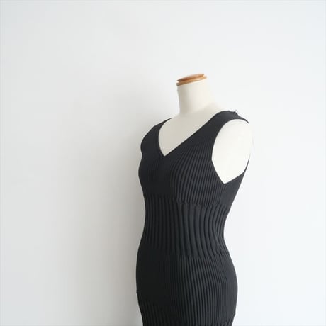 2025SS今季新作 / CFCL / FLUTED V-NECK SLEEVELESS MERMAID DRESS / CF009KH071 / 2502-0737