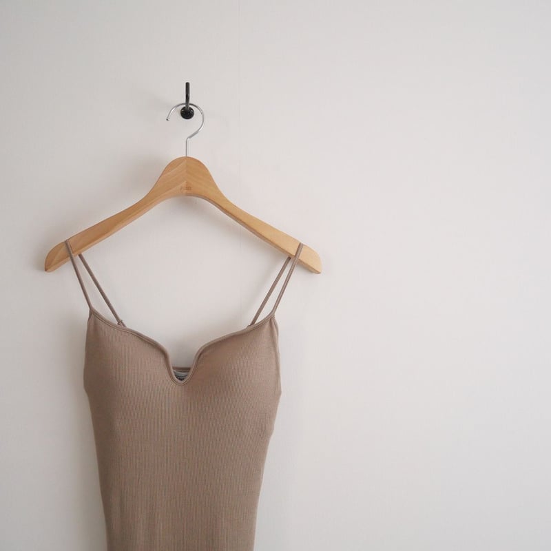 THE NEWHOUSE PEONY CAMISOLE ブラック、ベージュ