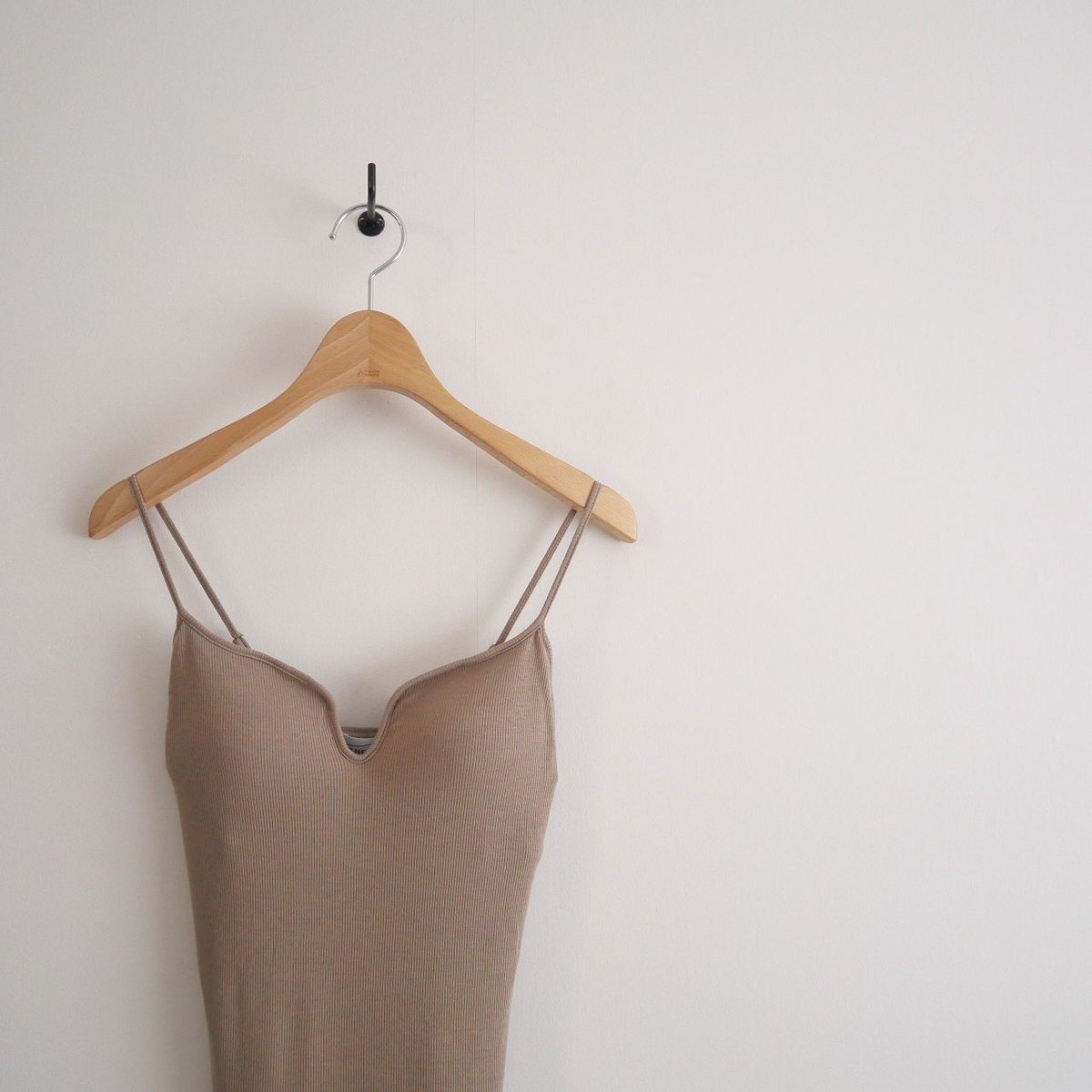 【完売品】THE NEWHOUSE PEONY CAMISOLE ベージュ S 完売品】THE NEWHOUSE PEONY CAMISOLE ベージュ S - メルカリ