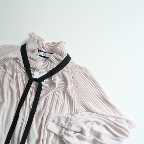 継続販売品 / 未使用 / L’UNE / プリーツフリルブラウス / LU19X-109 / 2406-2038