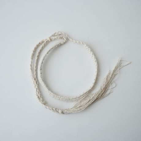 糸首飾り三つ編み/White