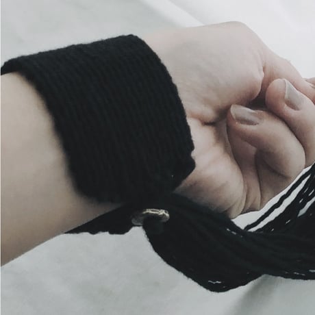 糸バングル black