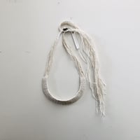 糸首飾り/white