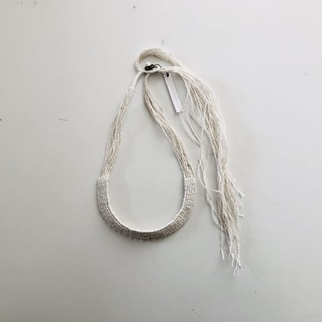 糸首飾り/white