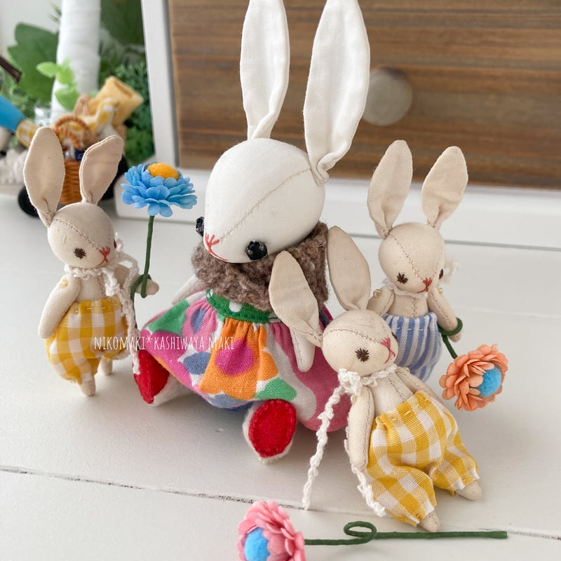 ハンドメイドのうさぎのぬいぐるみ(◍•ᴗ•◍)✧*。 ミニチビうさぎのぬいぐるみ③（お花・パンツの型紙・巾着付き