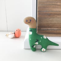 小さな恐竜のぬいぐるみ