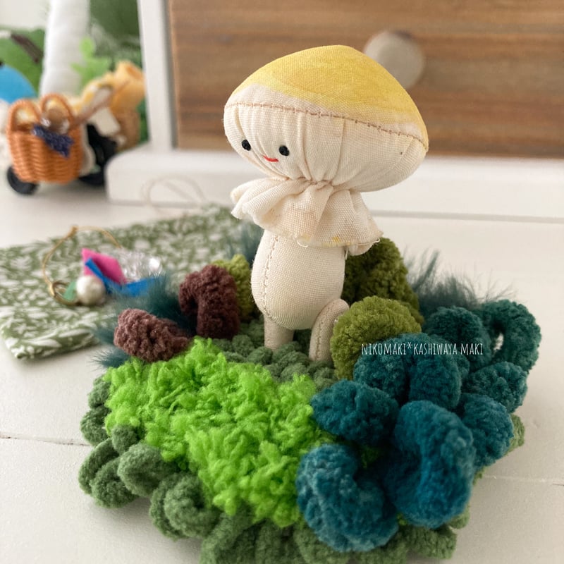 黄色のきのこのぬいぐるみと苔のクッション | nikomaki*nuigurumi store
