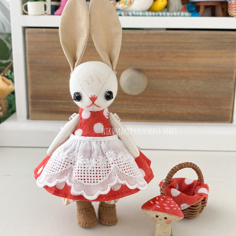 ★ ♡ラムネ♡★お花いっぱいきのこのお家★夢見る天使のプランター★うさぎ★ プレビュー中☆赤い水玉ワンピのチビうさぎと陶土のきのこ | nikomaki