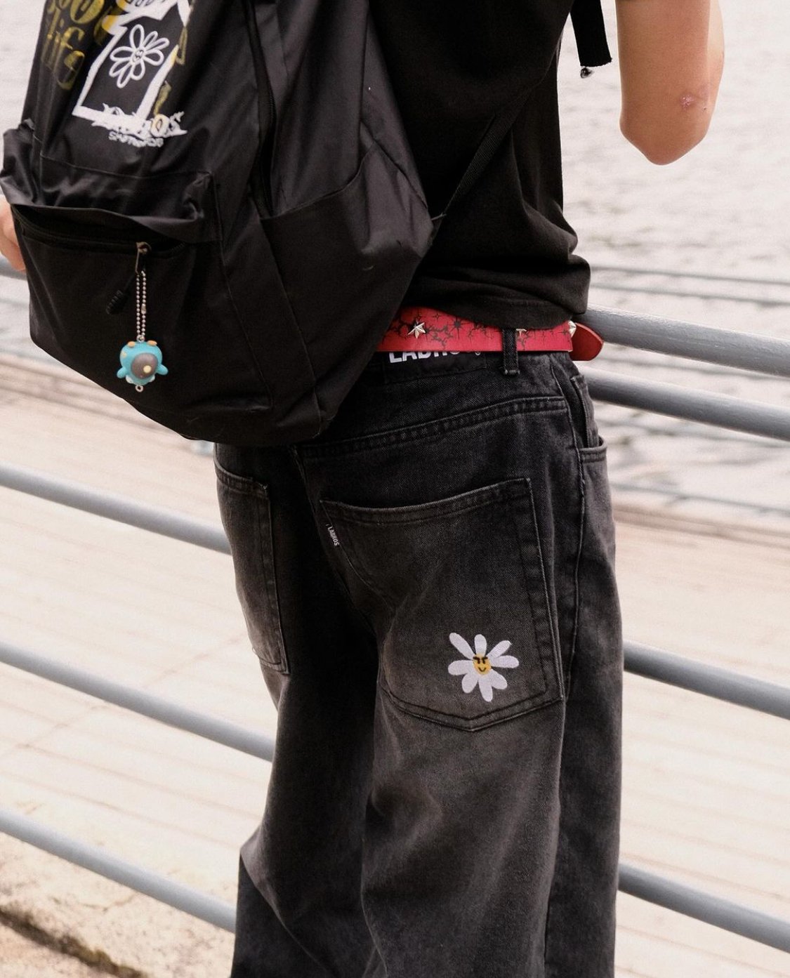 Smart Daisy Cat Brush Baggy Jeans (Black) | Lab