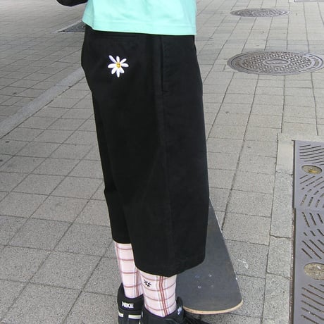 Cropped Daisy Chino Shorts (Black)