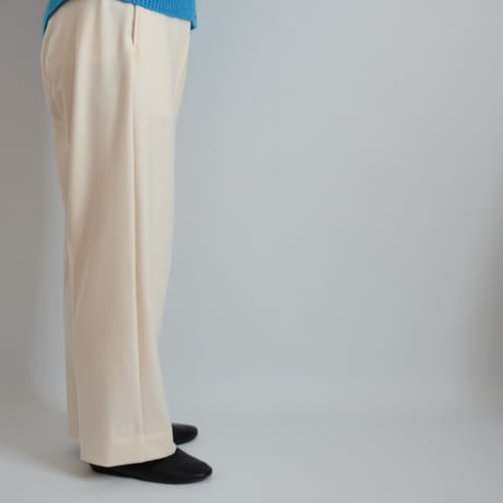 滑らかツイルのストレートパンツ　オフホワイト