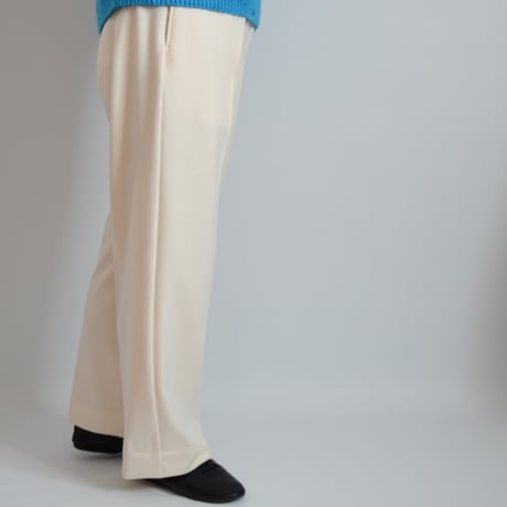 滑らかツイルのストレートパンツ　オフホワイト